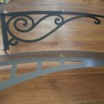 Επιλογές σχεδίων για μπράτσα στεγάστρων: Κλασικό σχέδιο με καραβολάκι και Μοντέρνο λιτό σχέδιο.